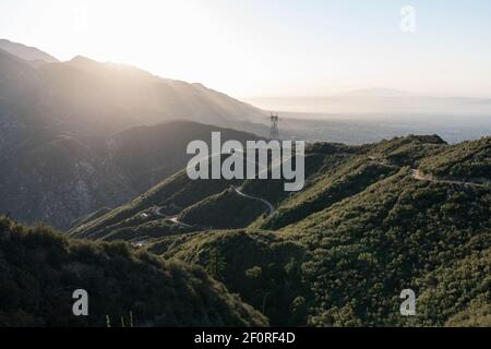 Vista mattutina della strada dei vigili del fuoco del Mt Lukens Truck Trail e del Mt Wilson nelle montagne di San Gabriel, vicino a Pasadena e Los Angeles, California. Foto Stock
