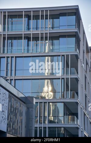 Il riflesso del Burj Khalifa su un vetro da costruzione Foto Stock