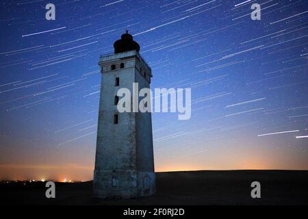 Faro Rubjerg Knude (Rubjerg Knude Fyr) - sentieri stellari sul cielo notturno, Lønstrup; Danimarca Foto Stock