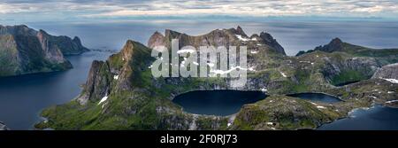 Atmosfera serale, paesaggio montano con fiordo e lago, vista dalla cima di Hermannsdalstinden, Moskenesoey, Lofoten, Nordland, Norvegia Foto Stock