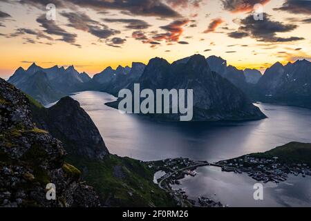 Atmosfera serale, vista da Reinebringen, Reinebriggen, Hamnoy, Reine e il Reinefjord con Bergen, Moskenes, Moskenesoey, Lofoten, Norvegia Foto Stock