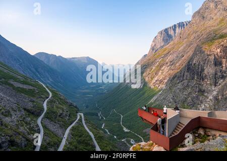 Piattaforma panoramica di Plattingen, tornanti sulla strada di montagna Trollstigen, vicino a Andalsnes, More og Romsdal, Vestland, Norvegia Foto Stock