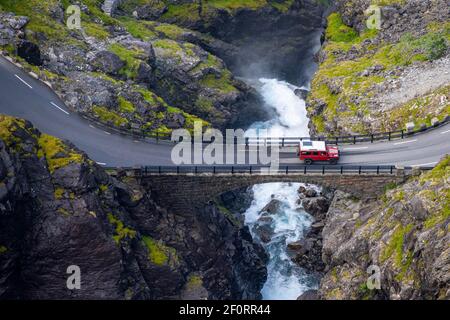 Auto singola sulla strada di montagna Trollstigen, vicino a Andalsnes, More og Romsdal, Vestland, Norvegia Foto Stock