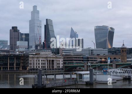 Lungo il Tamigi Londra - il fiume Foto Stock