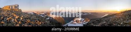 Rifugio Kloumanstarnett, umore serale, Parco Nazionale Jostedalsbreen, vista dalla cima della montagna Skala al fiordo Innvikfjorden, catena montuosa Foto Stock