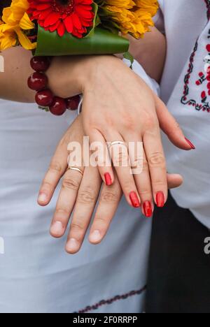 Le mani di una coppia appena sposata dopo il matrimonio Foto Stock