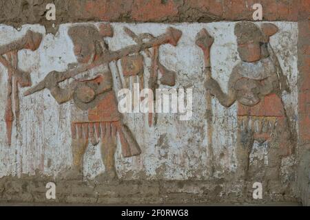 Colorati rilievi della cultura Moche su adobe Walls, Huaca de la Luna, provincia di Trujillo, Perù Foto Stock