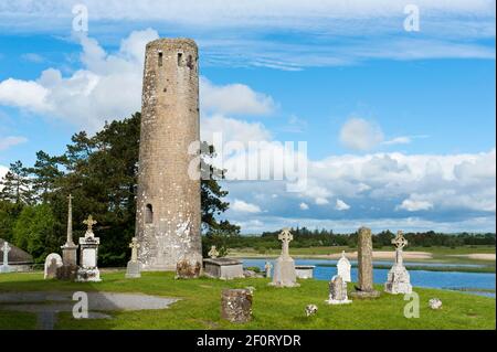 Iroquois chiesa, croci irlandesi, croci celtiche, torre rotonda, Clonmacnoise monastero rovina, Fiume Shannon, vicino Athlone, County Offlay, Irlanda Foto Stock