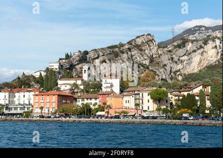 Vista di Torbole dal lago, Turbel, Lago di Garda, Provincia di Trento, Trentino, Italia Foto Stock