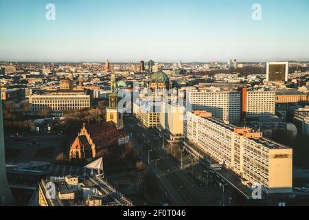 Berlino, Germania - 4 marzo 2021: Vista aerea dello skyline di Berlino verso la cattedrale di Berlino e Potsdamer Platz durante il tramonto. Foto Stock