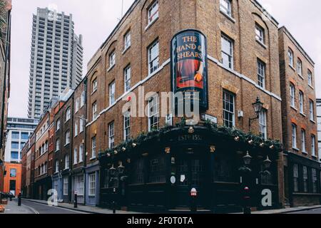 Londra, UK - Marzo 2021 : un pub chiuso a Smithfield, Londra durante il terzo blocco nazionale Foto Stock