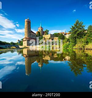 L'antica arte acquatica e la chiesa di San Michele si riflettono nelle acque della Sprea, Bautzen, alta Lusazia, Sassonia, Germania Foto Stock