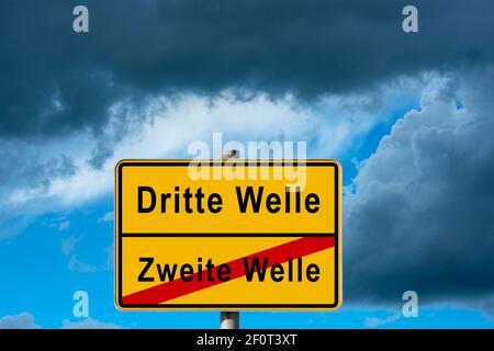 Immagine simbolica, fine della seconda onda, inizio della terza onda, fotomontaggio, nuvole scure nel cielo, crisi di Corona, Germania Foto Stock