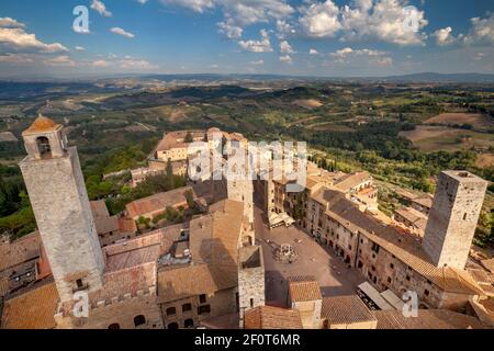 Vista aerea di San Gimignano piccola medievale fortificata città sulla collina dalla torre del Palazzo del Popolo in Toscana, Italia Foto Stock