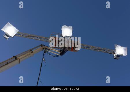 Tre faretti di fronte a un cielo blu, montati su un piano di lavoro, Filmlicht, Duesseldorf, Nord Reno-Westfalia, Germania Foto Stock