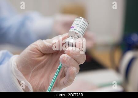 Vaccino di Covid-19, vaccino di AstraZeneca, siringa di ampolla in fase di prelievo, Bergisches Land, Nord Reno-Westfalia, Germania Foto Stock