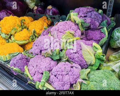 Grappoli di giallo fresco, viola e verde cavolfiore teste al mercato contadino. Assortito colorato vegetables.fresh estate organicc prodotti Foto Stock