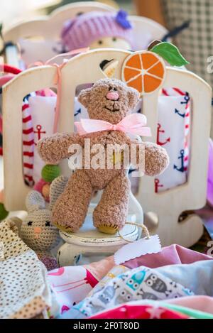 Orso giocattolo sul bianco Sgabello in legno Foto Stock