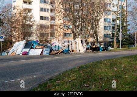 Bietigheim-Bissingen, Germania-marzo 07.2021: Un enorme mucchio di rifiuti ingombranti e rottami si trova di fronte a una casa sul prato Foto Stock