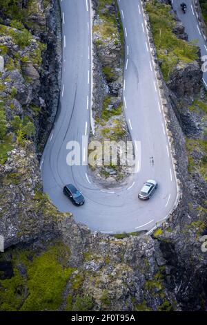 Auto in tornanti sulla strada di montagna Trollstigen, vicino a Andalsnes, More og Romsdal, Vestland, Norvegia Foto Stock