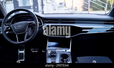 Varna, Bulgaria 07 gennaio 2021, Audi A6 S line C8 navigazione interna cruscotto di quinta generazione. Foto Stock