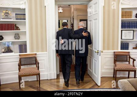Il presidente Barack Obama e il vice presidente Joe Biden si dirigono verso la Sala da pranzo privata dell'ufficio ovale per il pranzo 4 maggio 2011. Foto Stock