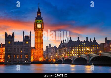 Il Big Ben e Westminster Bridge al tramonto a Londra Foto Stock