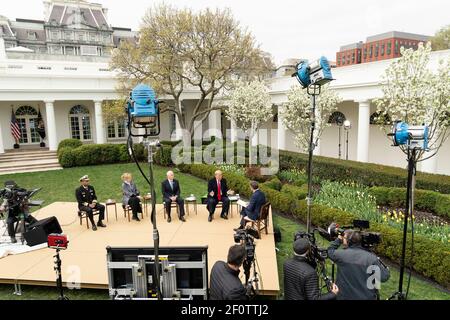 Il Presidente Donald Trump e il Vice Presidente Mike Pence hanno aderito alla White House Coronavirus Task Force Response Coordinator Ambassador Deborah Birx e il chirurgo Generale degli Stati Uniti Jerome Adams partecipano ad un Fox News Town Hall virtuale Martedì 24 2020 marzo nel Rose Garden della Casa Bianca. Foto Stock