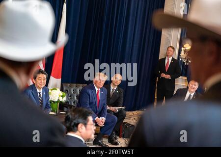 Il presidente Donald Trump e il primo ministro giapponese Shinzo Abe parlano con i rappresentanti dell'industria della carne bovina degli Stati Uniti in seguito alla firma di un accordo commerciale tra gli Stati Uniti e il Giappone mercoledì 25 2019 settembre presso l'InterContinental New York Barclay a New York City. Foto Stock