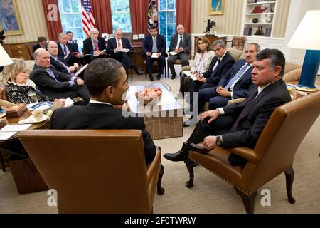 Il presidente Barack Obama incontra il re Abdullah II di Giordania e i membri della delegazione giordana nell'Ufficio ovale del maggio 17 2011. Foto Stock