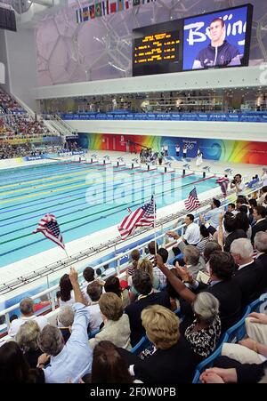 Il presidente George W. Bush ondeggia una bandiera americana mentre il nuotatore degli Stati Uniti Michael Phelps è presentato la sua medaglia d'oro dopo aver vinto il Medley individuale di 400 metri Domenica 10 2008 agosto alle Olimpiadi estive del 2008 a Pechino. Foto Stock