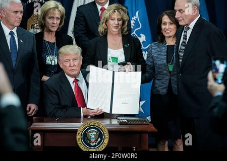 Il presidente Donald Trump presenta un ordine esecutivo firmato al Department of Homeland Security di Washington D.C. mercoledì 25 2017 gennaio. Il presidente Trump ha firmato due ordini esecutivi per aiutare a migliorare la sicurezza delle frontiere e l’applicazione dell’immigrazione e per migliorare la sicurezza pubblica all’interno degli Stati Uniti. Foto Stock