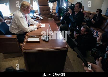 Il presidente Donald Trump parla con i membri della stampa nel suo ufficio a bordo dell'Air Force One durante un volo da Philadelphia Pennsylvania alla Joint base Andrews nel Maryland giovedì 26 2017 gennaio. Foto Stock