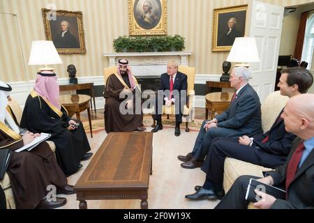 Il presidente Donald Trump incontra Mohammed bin Salman bin Abdulaziz al Saud, vice principe ereditario dell'Arabia Saudita, e i membri della sua delegazione martedì 14 2017 marzo presso l'Ufficio ovale della Casa Bianca di Washington D.C. Foto Stock
