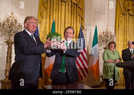 Irish Taoiseach Enda Kenny presenta il presidente Donald Trump con un regalo di sciamrocce in una ciotola di cristallo giovedì 16 2017 marzo alla cerimonia Shamrock del giorno di St. PatrickÂ€™nella stanza orientale della Casa Bianca a Washington D.C. Foto Stock