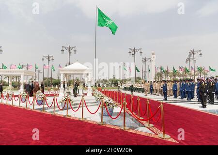 Il presidente Donald Trump è scortato dal re Salman bin Abdulaziz al Saud dell'Arabia Saudita durante le cerimonie di arrivo sabato 20 2017 maggio presso il Palazzo reale della Corte di Riyadh in Arabia Saudita. Foto Stock