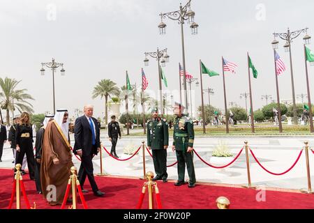 Il presidente Donald Trump è scortato dal re Salman bin Abdulaziz al Saud dell'Arabia Saudita durante le cerimonie di arrivo sabato 20 2017 maggio presso il Palazzo reale della Corte di Riyadh in Arabia Saudita. Foto Stock