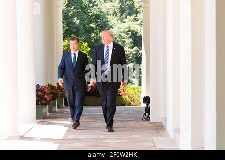 Il presidente Donald Trump e il presidente Moon Jae-in della Repubblica di Corea partecipano alle dichiarazioni comuni di venerdì 30 2017 giugno nel Giardino delle rose della Casa Bianca a Washington D.C. Foto Stock