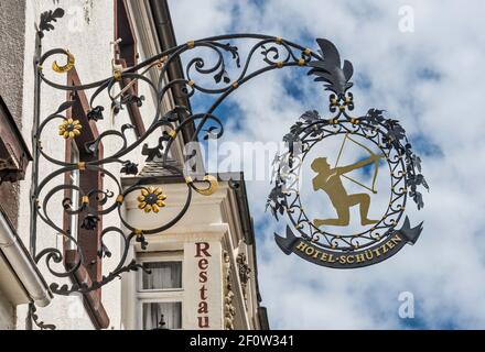 Cartello Hotel Schützen in Senheim, comune di Cochem, Valle della Mosella, Renania-Palatinato, Germania Foto Stock