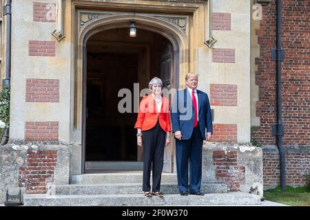 Il primo Ministro Theresa May dà il benvenuto al Presidente Donald Trump nella sua residenza per un incontro bilaterale. Luglio 12 2018 Foto Stock