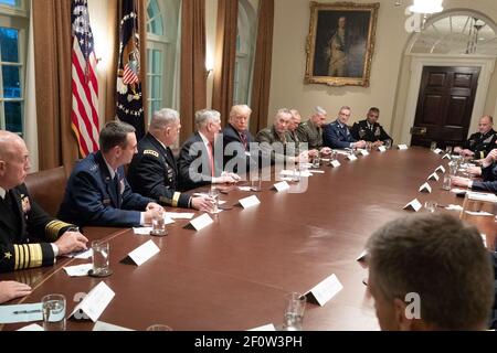 Il presidente Donald Trump riceve un briefing da alti leader militari martedì 23 2018 ottobre nella Sala del Gabinetto della Casa Bianca. Foto Stock