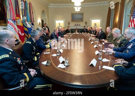 Il presidente Donald Trump riceve un briefing da alti leader militari martedì 23 2018 ottobre nella Sala del Gabinetto della Casa Bianca. Foto Stock