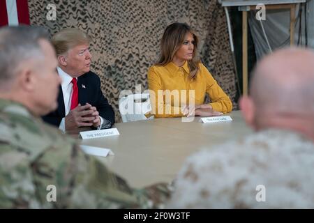 Il presidente Donald Trump ha partecipato a First Lady Melania Trump a un briefing con i membri della leadership militare mercoledì 26 2018 dicembre presso la base aerea di al-Asad in Iraq. Foto Stock