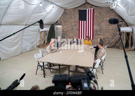 Il presidente Donald Trump cui si è Unito First Lady Melania Trump parla con i giornalisti durante il suo briefing con i membri della leadership militare mercoledì 26 2018 dicembre presso la base aerea di al-Asad in Iraq. Foto Stock