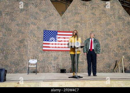 La First Lady Melania Trump cui ha aderito il presidente Donald Trump rivolge le sue osservazioni alle truppe statunitensi mercoledì 26 2018 dicembre presso la base aerea di al-Asad in Iraq. Foto Stock