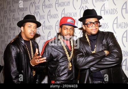 LOS ANGELES - GENNAIO 26: Reverend Run, Jam Master Jay e Darryl McDaniels del gruppo hip hop 'Run DMC' posano per un backstage ritratto agli American Music Awards al Shrine Auditorium il 26 Gennaio 1987 a Los Angeles, California Credit: Ralph Dominguez/MediaPunch Foto Stock