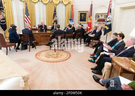 Il Presidente Donald Trump ha aderito al Vice Presidente Mike Pence Ambasciatore del Rappresentante commerciale degli Stati Uniti Robert Lighthizer e membri del Gabinetto dà il benvenuto al Vice Premier cinese Liu He giovedì 31 2019 gennaio presso l'Ufficio ovale della Casa Bianca dopo due giorni di US â Cina. Foto Stock