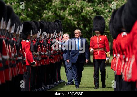 Il presidente Donald Trump ha Unito il principe Charles ispeziona la Guardia d'onore durante la cerimonia ufficiale di benvenuto a Buckingham Palace lunedì 3 giugno 2019 a Londra. Foto Stock