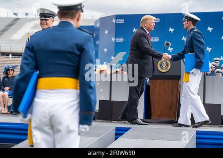 Il presidente Donald Trump si congratula con i laureati durante la cerimonia di laurea dell'Accademia dell'aeronautica degli Stati Uniti del 2019 giovedì 30 2019 maggio presso lo U.S. Air Force Academy-Falcon Stadium di Colorado Springs Colon. Foto Stock