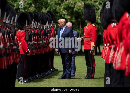 Il presidente Donald Trump ha Unito il principe Charles ispeziona la Guardia d'onore durante la cerimonia ufficiale di benvenuto a Buckingham Palace lunedì 3 giugno 2019 a Londra. Foto Stock